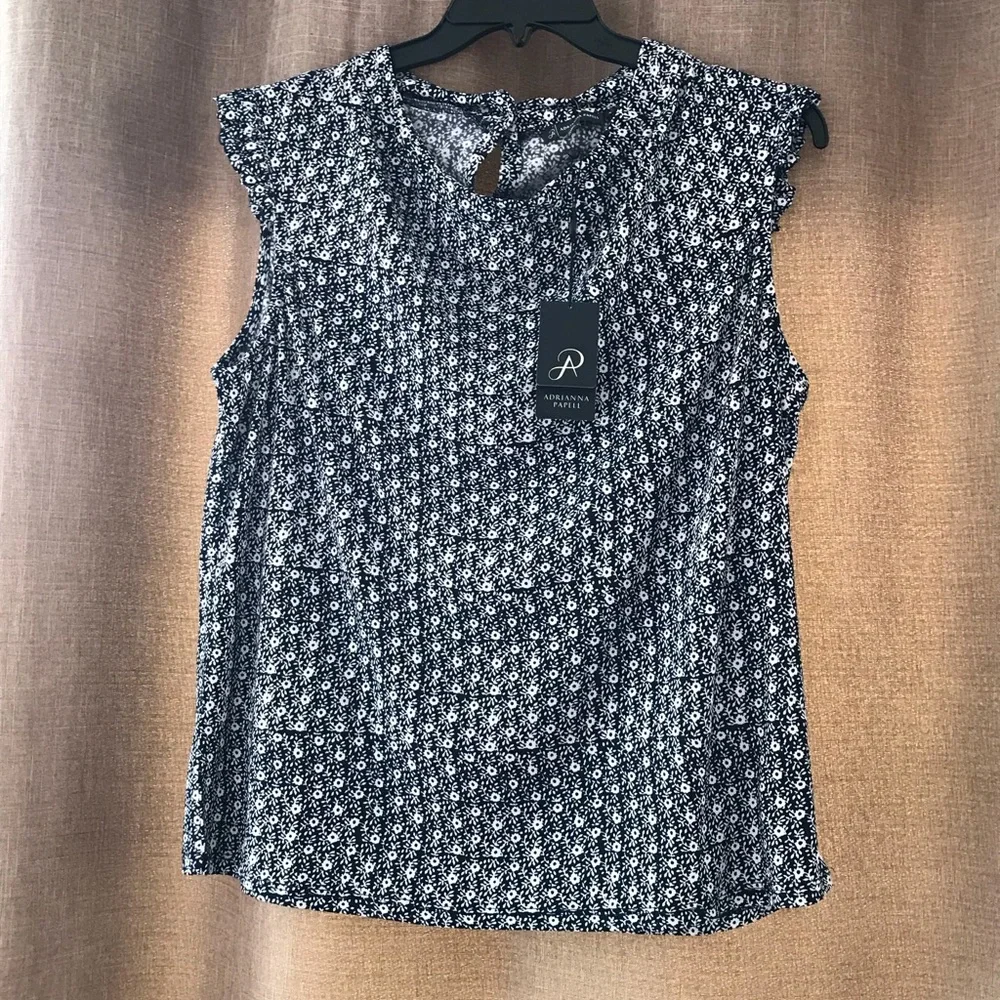 NWT. Adriana Papell. Pretty blue top - Picture 1 of 8